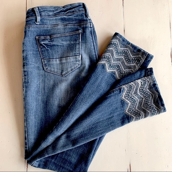 Hippie Laundry Vanilla Star Embroidered Hem Distressed Straight Leg Jeans - Picture 3 of 14